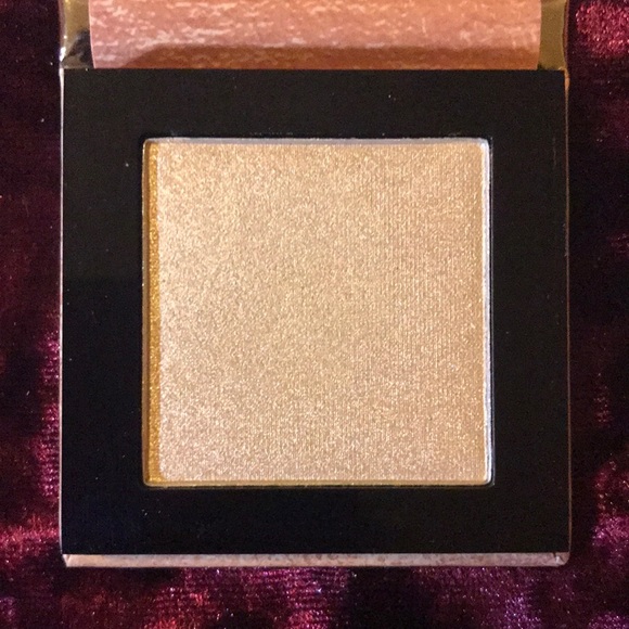 Vegan! Essence Highlighter in Popping Champagne - Picture 2 of 5